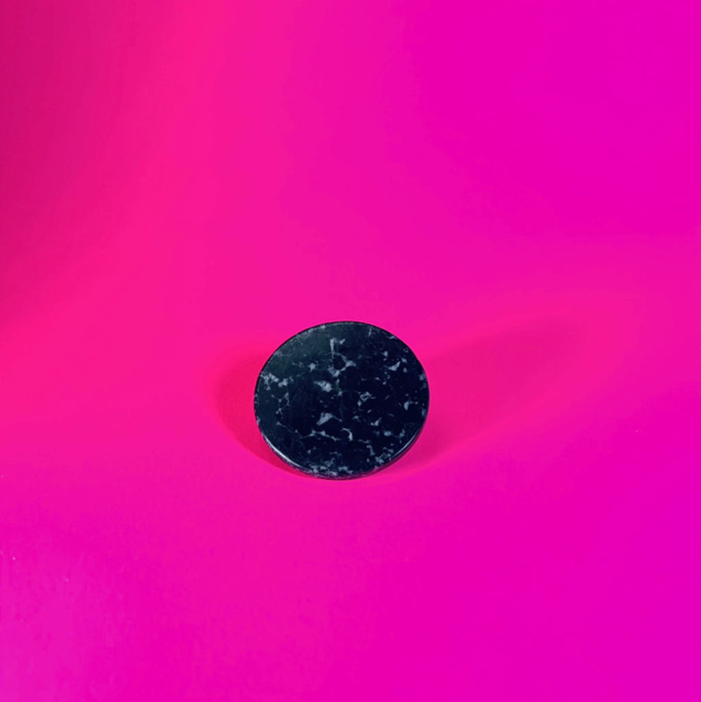 Liima-alusta jade kivi